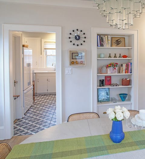 DR looking into Kitchen