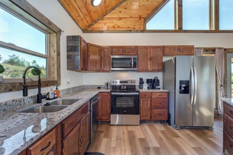 Bearfoot Timbers' fully-equipped kitchen