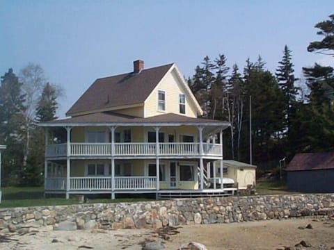 Colburn Cottage exterior and beach