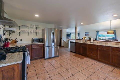 Bright open kitchen layout. Perfect for family, cooking and gatherings.