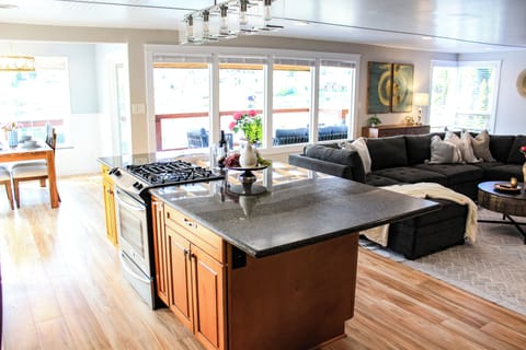 Large island with full gas range 