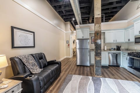 Cozy & stylish living area in the heart of Laurel’s HGTV-famous downtown — unwind after exploring shops, cafes & local art just steps away.