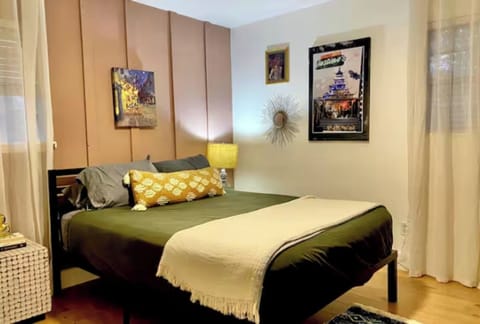 Queen Bed - memory foam