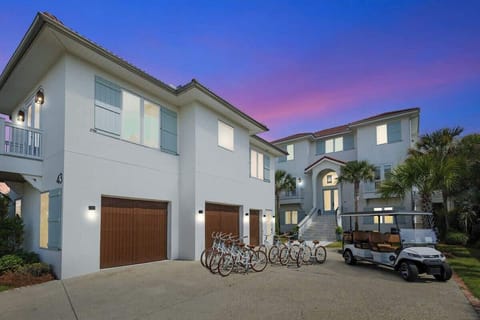 Welcome to 'Casa Bella' by Stay on 30a! Casa Bella includes 8 adult bikes and a 6 seater golf cart.