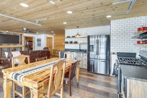 Dining Area | Dishware/Flatware Provided