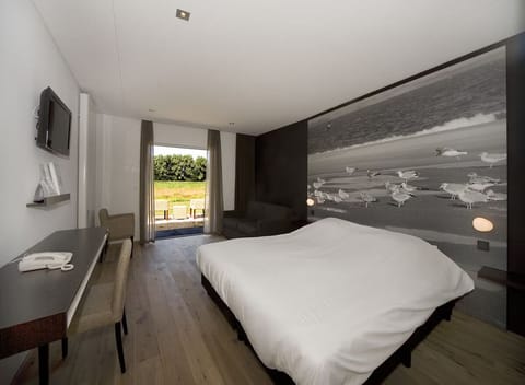 Unit with 1 King bed. Exact unit will be assigned upon arrival. Views, colors, and decor may vary.