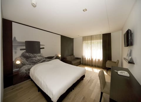 Unit with 1 King bed. Exact unit will be assigned upon arrival. Views, colors, and decor may vary.