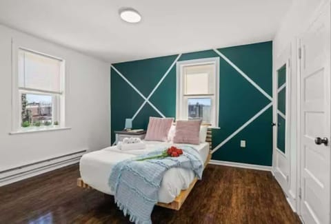 Add a burst of color to your bedroom with our bright and colorful full bedroom, perfect for a lively and energetic vibe