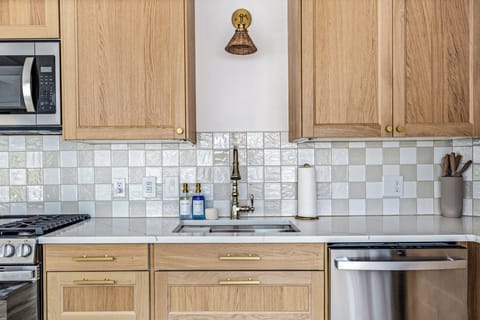 Bright, stylish, and fully equipped. This kitchen is ready for pancake mornings and wine-filled evenings!