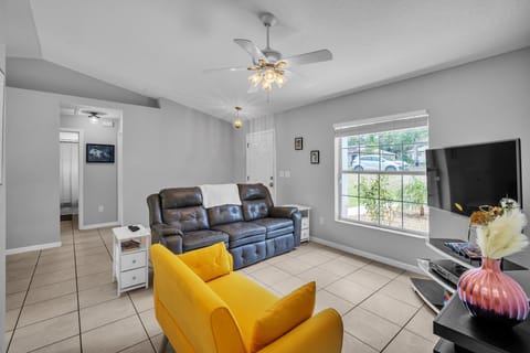Furniture, Indoors, Living Room, Couch, Screen