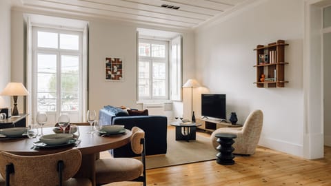 Contemporary elegance meets comfort in this bright space, perfect for relaxing and hosting. Details that truly matter.
#AndoLiving 
#InteriorDesign
#LuxuryComfort
#LisbonLiving
