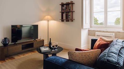 Contemporary elegance meets comfort in this bright space, perfect for relaxing and hosting. Details that truly matter.
#AndoLiving 
#InteriorDesign
#LuxuryComfort
#LisbonLiving