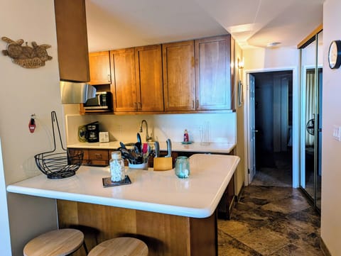 Island off of the kitchen