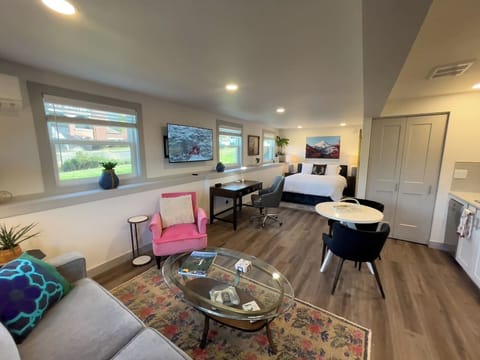 You'll have plenty of space (445sf) for relaxing in downtown Bellingham, working remotely, or both. Very fast WiFi. Coffee, brewpubs, and restaurants are a short walk.