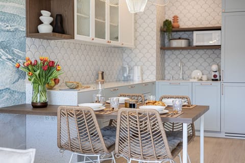 Fully equipped kitchen with island and dining area. Perla apartment – perfect for a family seaside getaway.