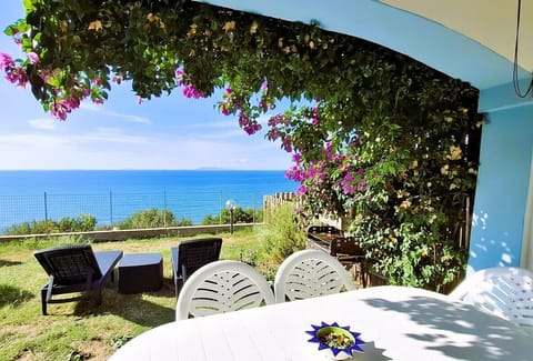 Giardino vista sul Golfo dell'Asinara con area pranzo, BBQ e lettini prendisole