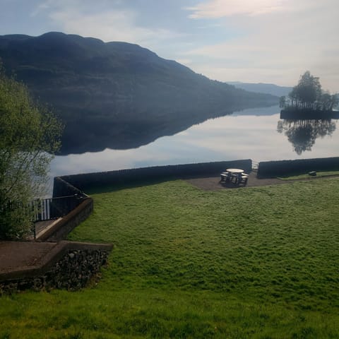 The property has an expansive lawn with direct access to the loch