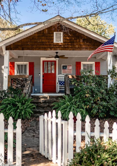 Welcome to Red Door Cottage – Your Downtown Blue Ridge Getaway, Steps from Shops & Dining
