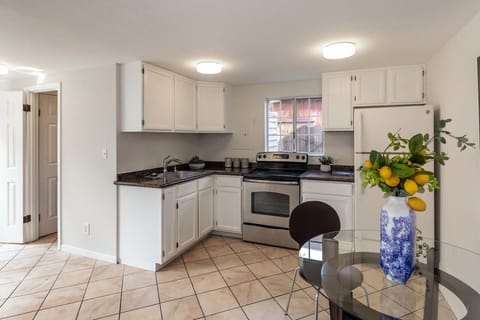 Full modern kitchen. 