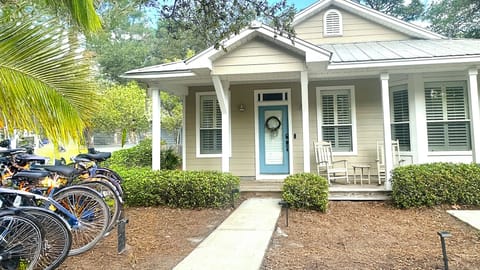 Charming Cottage: Private Deeded Beach Access Just Steps Away