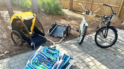 4 adult bikes, Burley child and cargo trailer, beach gear included - just bring flip flops!