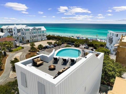 Stunning Rooftop Pool With Views of The Ocean!