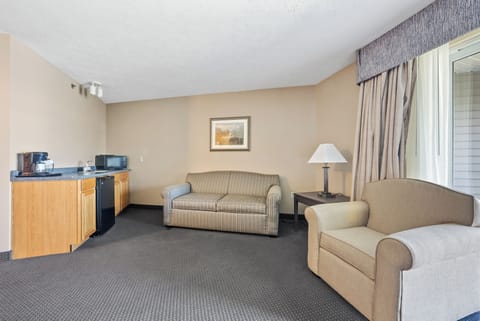 1 King Suite with Sleeper Sofa