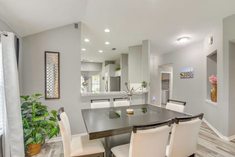 Dining Area | Dishware/Flatware Provided