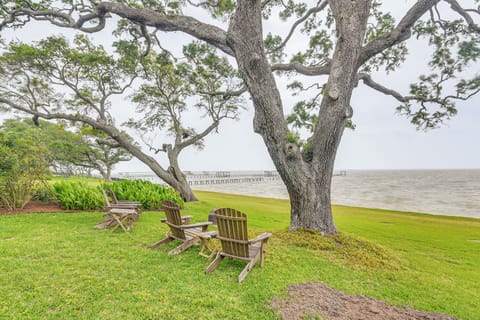Galveston Bay Waterfront | Spacious Backyard