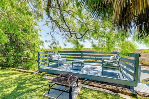 Corpus Christi Vacation Rental | 3BR | 2BA | 1 Step Required | 1,700 Sq Ft