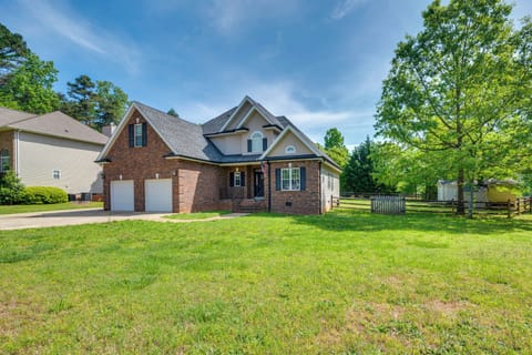 Mooresville Vacation Rental | 3BR | 2.5BA | 6 Steps to Enter | 2,100 Sq Ft