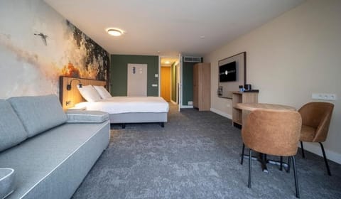 Unit with 2 Twin beds. Exact unit will be assigned upon arrival. Views, colors, and decor may vary.