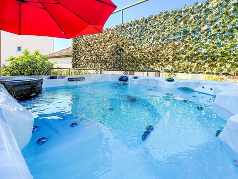 Grass, Swimming Pool, Garden, Lawn, Leisure, Artificial Turf, Yard, Landscaping, Backyard, Shade