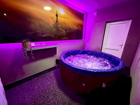 Hot Tub / whirlpool bath (Indoor)