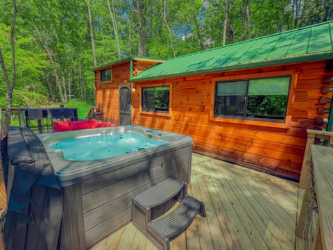 Welcome to Moonshine Manor - Your Woodsy Getaway