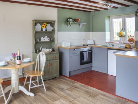 Kitchen/diner | Teifi Cottage - Ffynnongrech Farm Cottages, Talley, near Llandeilo