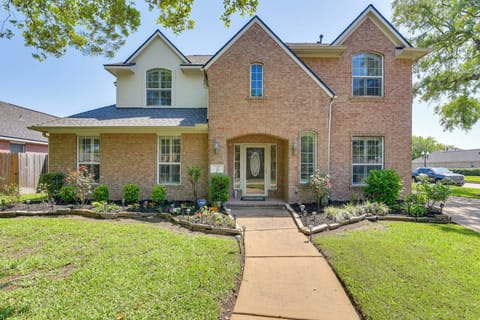 Pearland Vacation Rental | 4BR | 3BA | 3,100 Sq Ft | 2 Steps to Enter