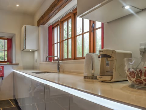 Kitchen | The Thatched Cottage - Sprytown Cottages, Lifton