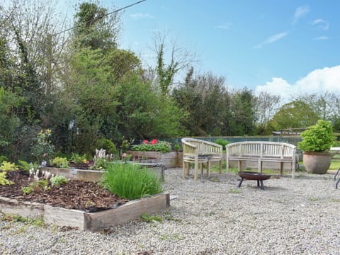Sitting-out-area | The Thatched Cottage - Sprytown Cottages, Lifton
