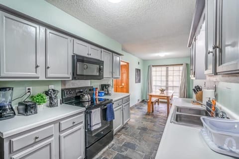 Complete kitchen amenities