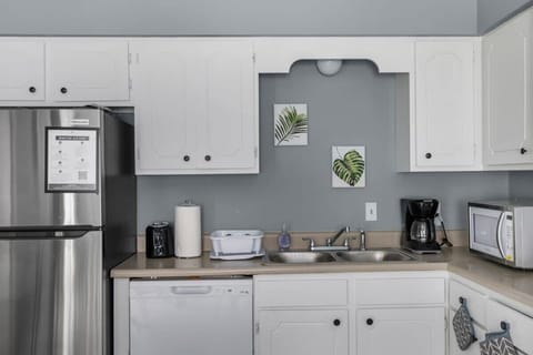 Complete kitchen amenities