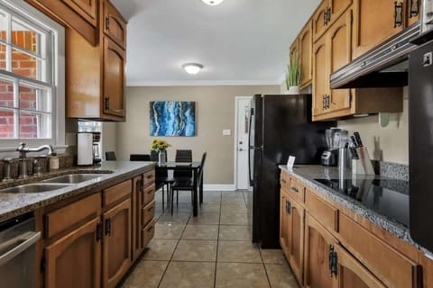 Fully-equipped kitchen with dining table