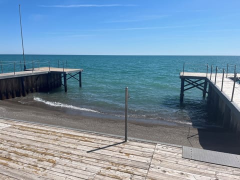 100 foot wide deck with two large jetties