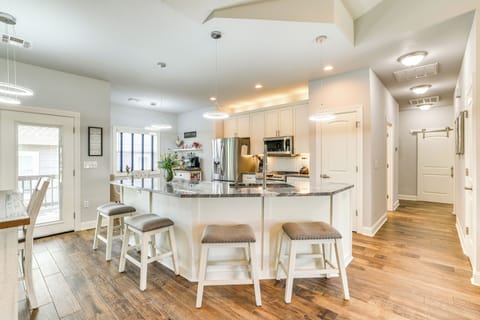 Breakfast Bar w/ Seating