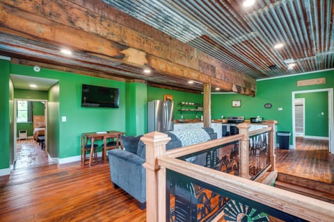 New Haven Vacation Rental | 2BR | 2BA | 1,329 Sq Ft | Stairs Required