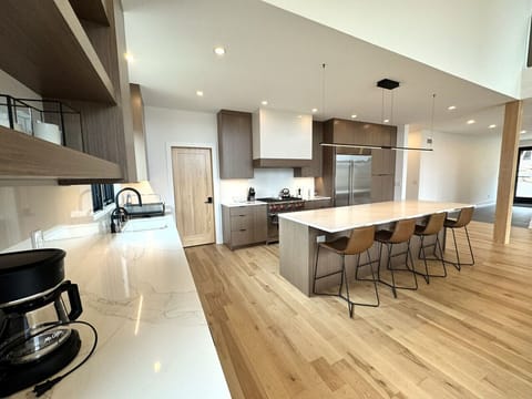 Fully equipped kitchen with island seating