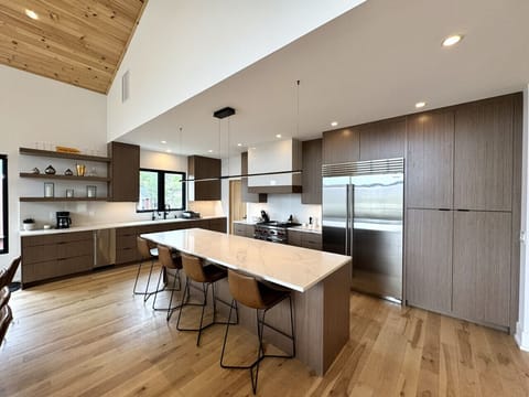 Fully equipped kitchen with island seating