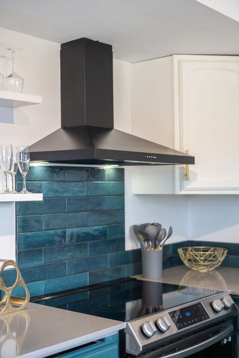 Whether you're whipping up breakfast or hosting a dinner party, this kitchen has it all!