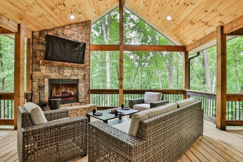 Gorgeous Ellijay cabin rental with outdoor fireplace and TV