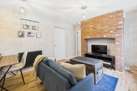 Dame Alice Street, Bedford - Host & Stay